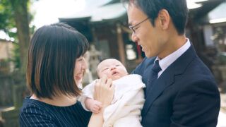 千葉県松戸神社でお宮参りの赤ちゃんを抱っこするパパ