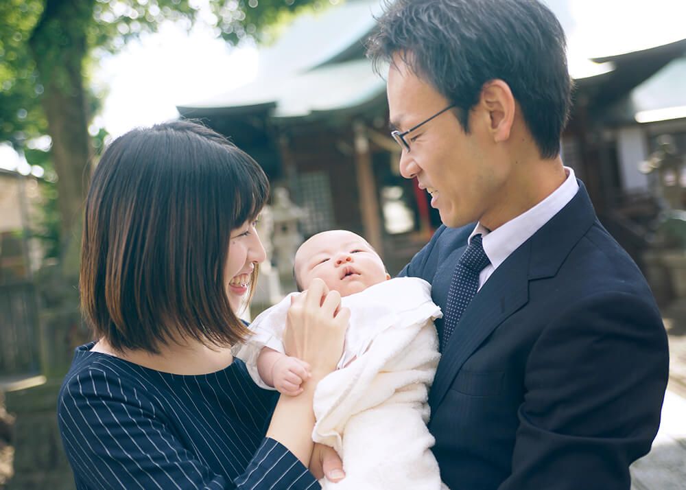 千葉県松戸神社でお宮参りの赤ちゃんを抱っこするパパ