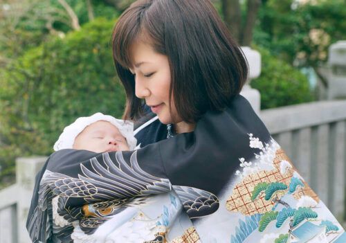 お宮参り出張撮影で赤ちゃんを抱っこするママ