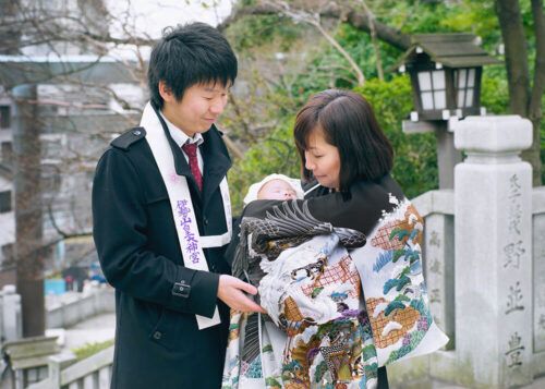 伊勢山皇大神宮の階段でお宮参り出張撮影の赤ちゃんを抱っこするママの写真