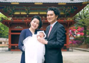お宮参り出張撮影で赤ちゃんを抱っこするママとパパ