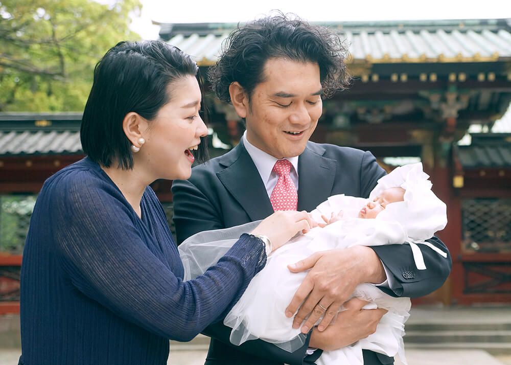 根津神社でのお宮参りで赤ちゃんを抱っこするパパ