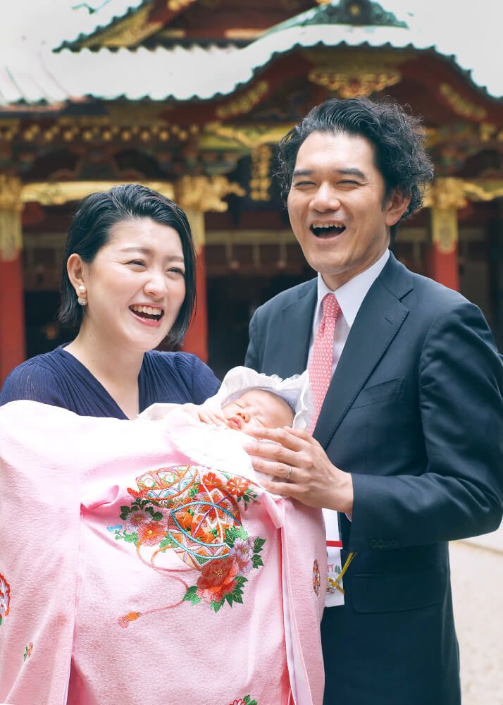 根津神社の本殿前でお宮参りの集合写真