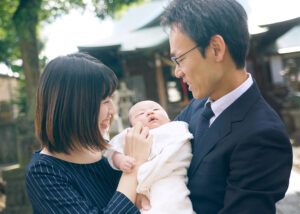 お宮参り出張撮影で赤ちゃんを抱っこするパパ
