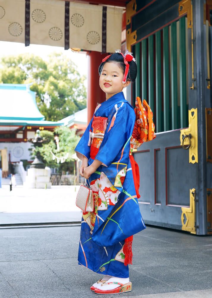 赤坂日枝神社の神門前で青色の着物を着た七五三7歳女の子