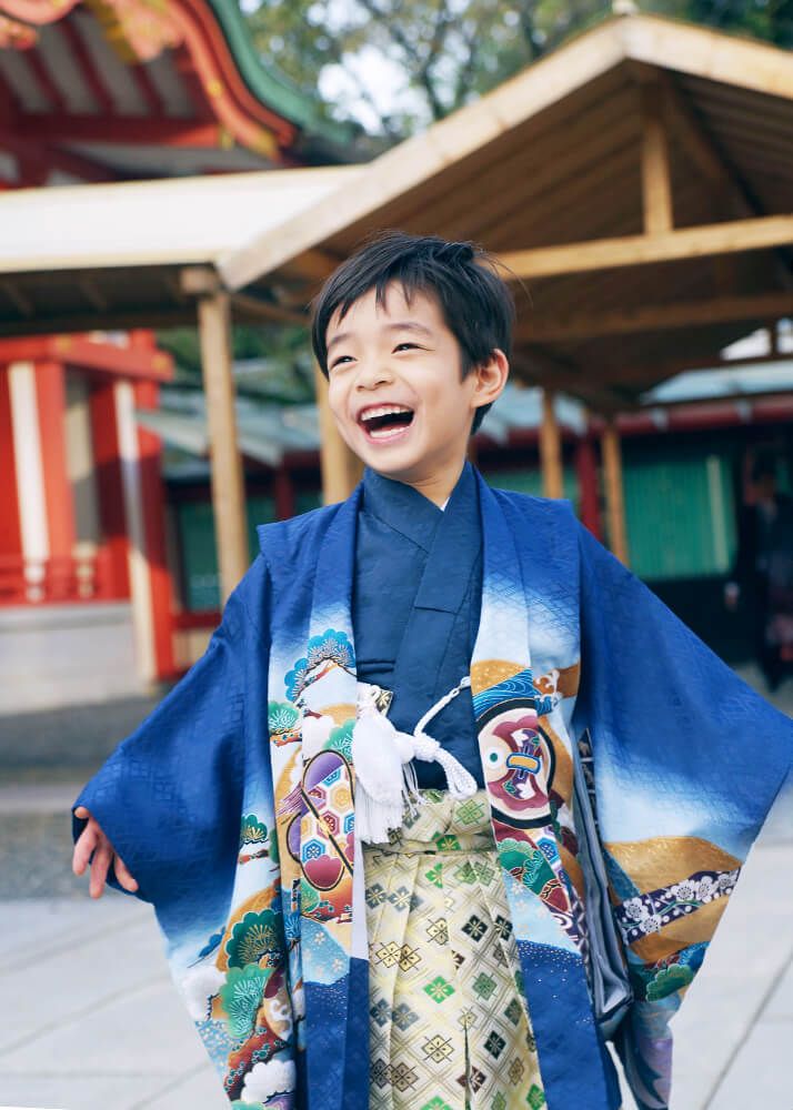 赤坂日枝神社の神楽殿の前でポーズをとる七五三の男の子