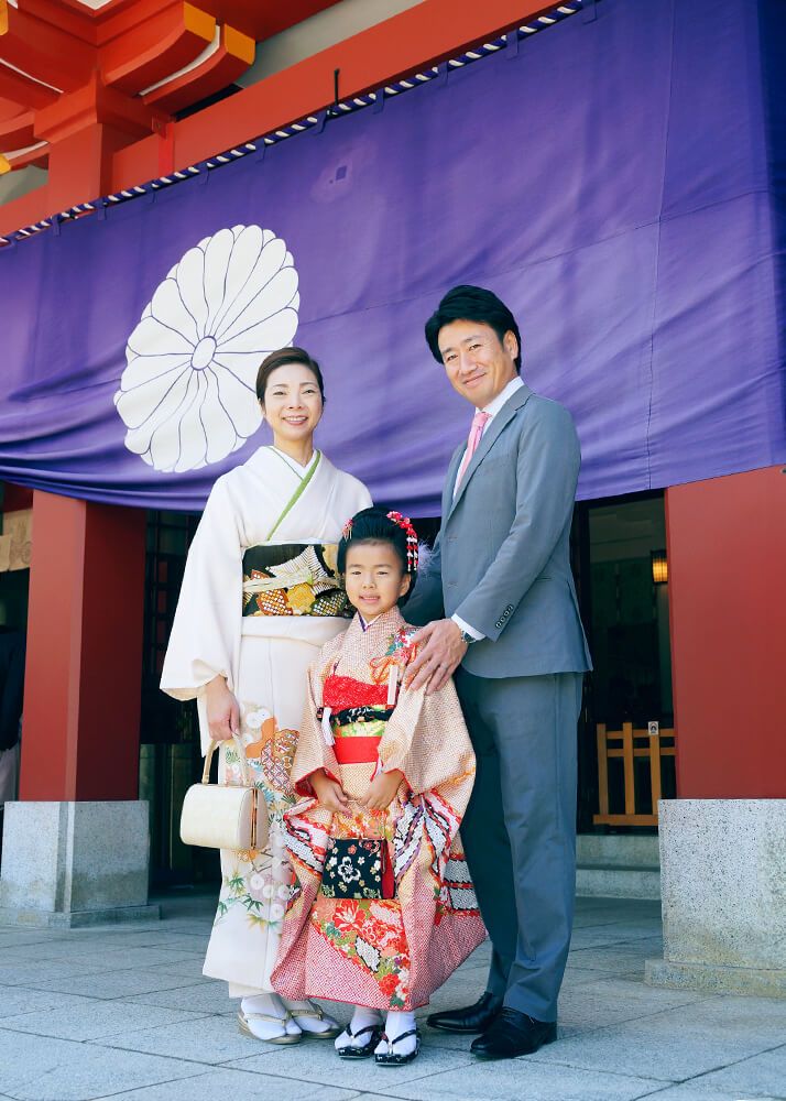 赤坂日枝神社の本殿前で七五三の集合写真