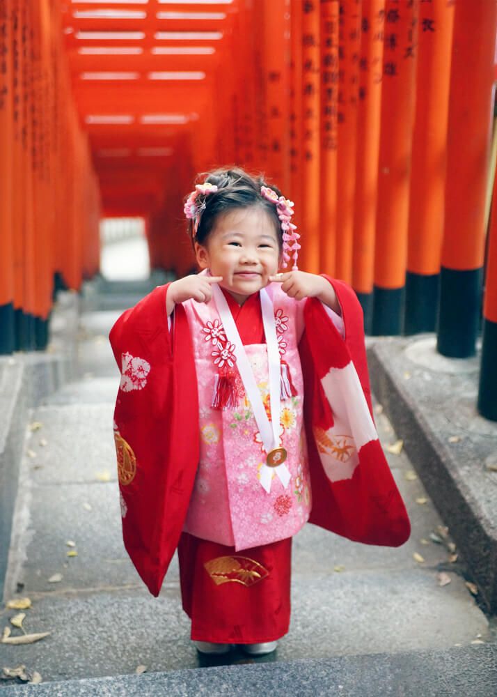 赤坂日枝神社の千本鳥居の中でポーズをとる七五三の3歳女の子