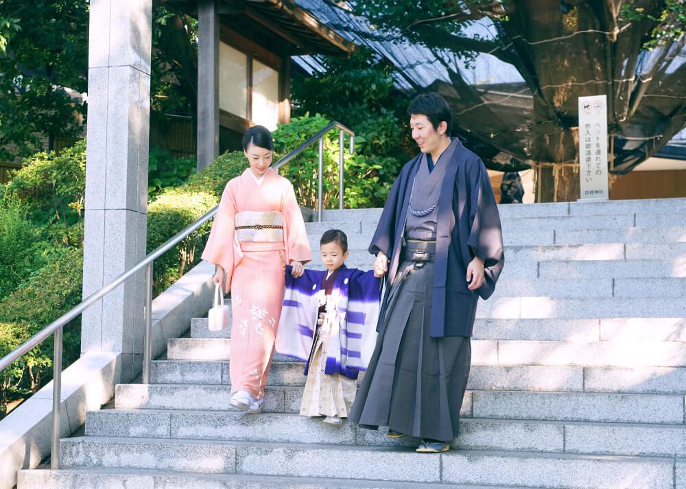 赤坂日枝神社の階段を降りる七五三の家族
