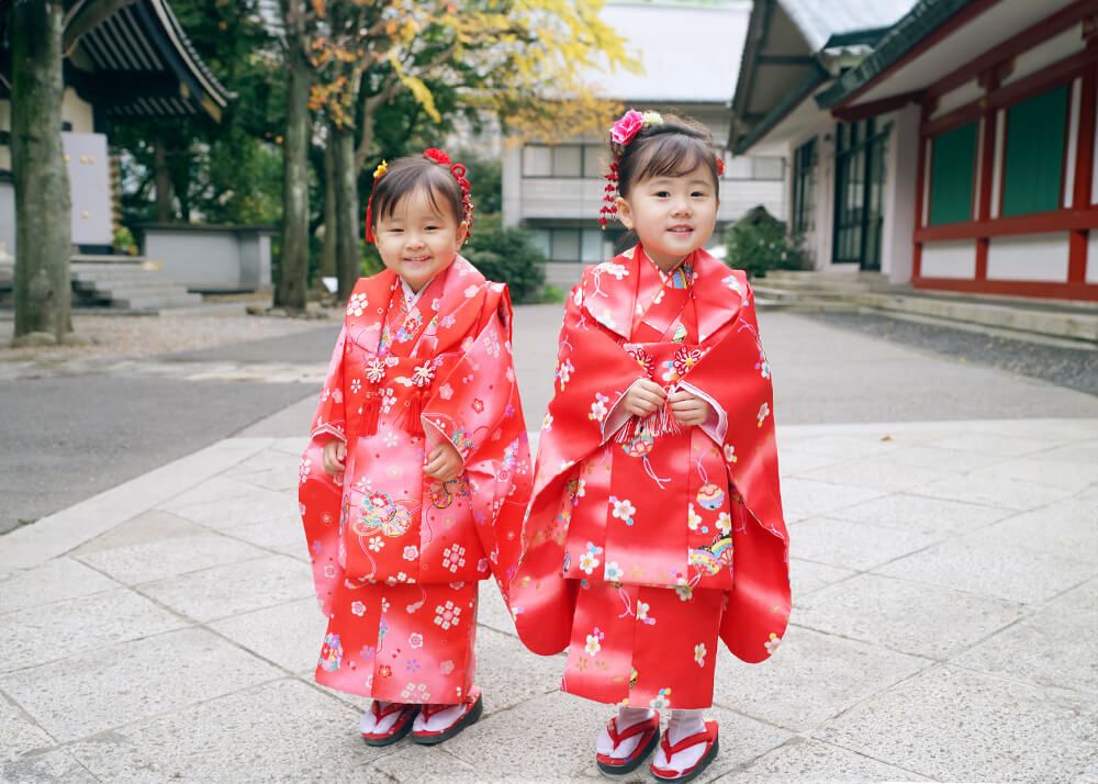 赤坂日枝神社の男坂の前でポーズをとる七五三の姉妹