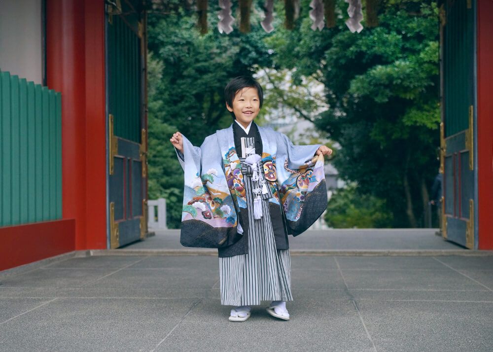 赤坂日枝神社の神門前でポーズをとる七五三の男の子
