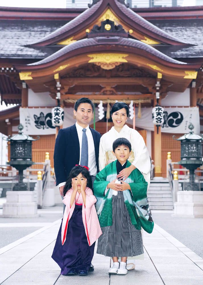 水天宮の本殿の前で七五三の集合写真