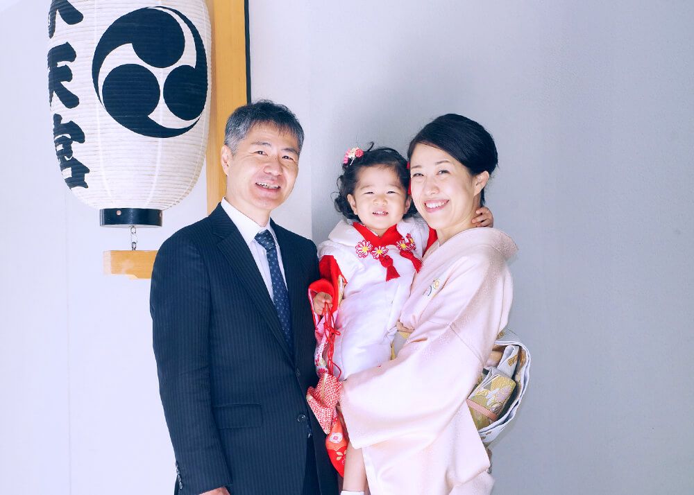 水天宮1Fの白い廊下で3歳女の子の七五三の家族写真