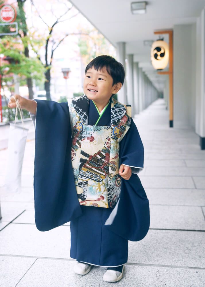 水天宮1Fの白い廊下でポーズをとる七五三の5歳男の子