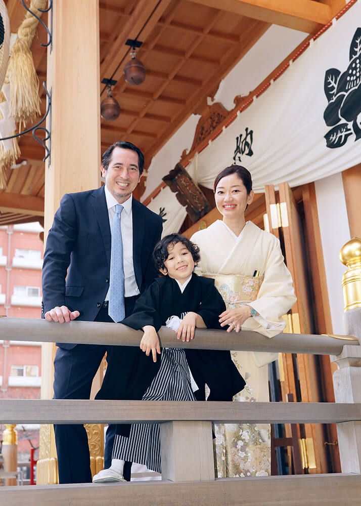 水天宮の拝殿の前で5歳男の子の七五三家族写真