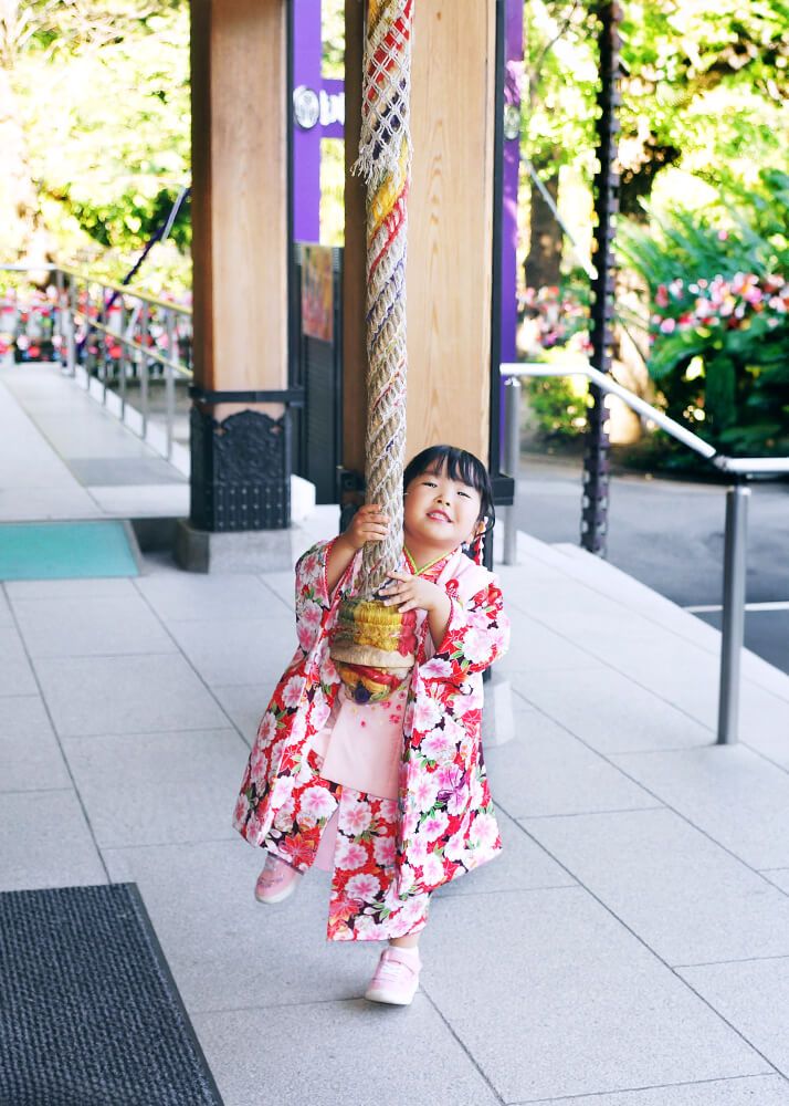 増上寺の安国殿前での七五三出張撮影で赤い着物を着た女の子