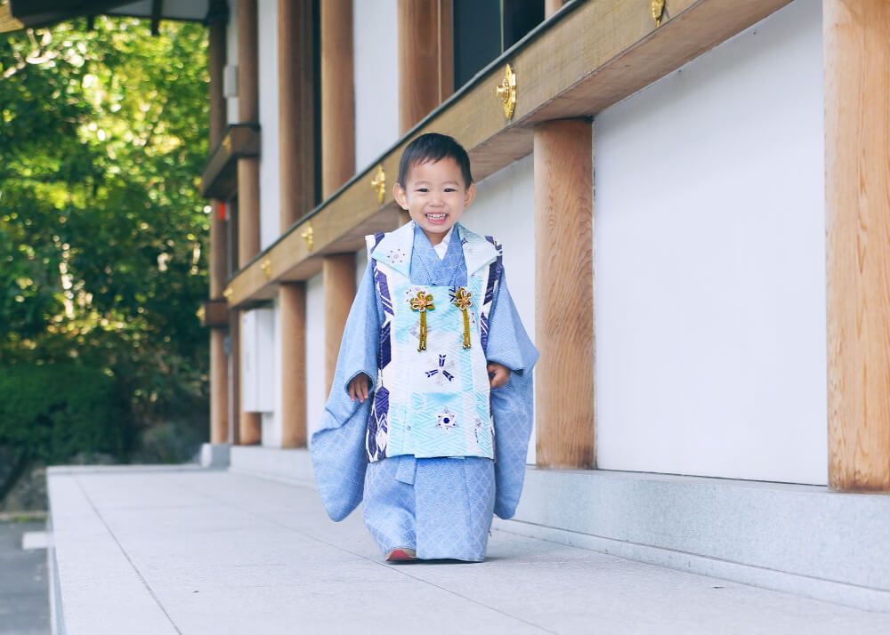 増上寺の安国殿前での七五三出張撮影で水色の着物を着た男の子