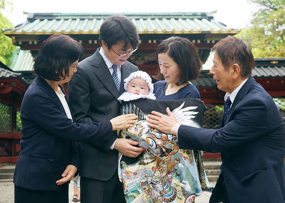 根津神社|安心!お宮参り・お食い初め出張撮影 17 根津神社の楼門前でお宮参りの集合写真