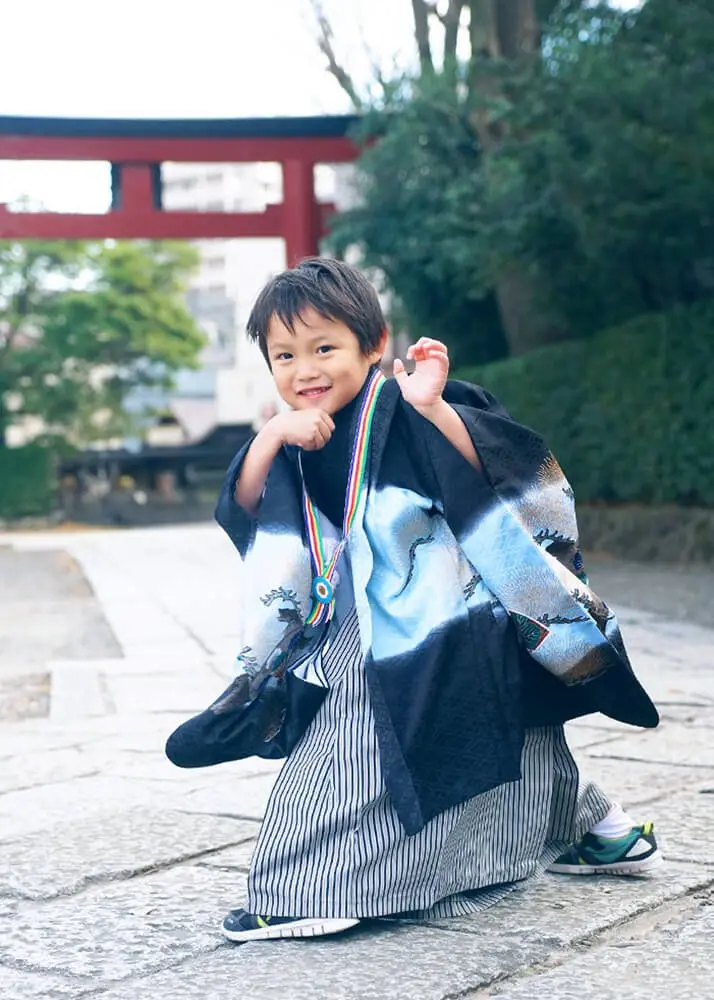 七五三の着物が映えるロケーション｜根津神社｜出張カメラマンに依頼