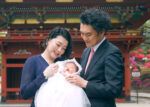 根津神社の楼門前でお宮参りの赤ちゃんを抱っこするママ