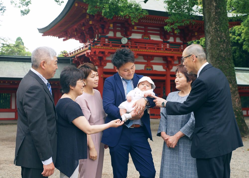 お宮参りの出張撮影で大宮氷川神社の本殿の前で祖父母との集合写真
