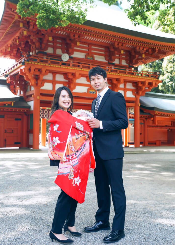 お宮参りの出張撮影で大宮氷川神社の楼門前で集合写真