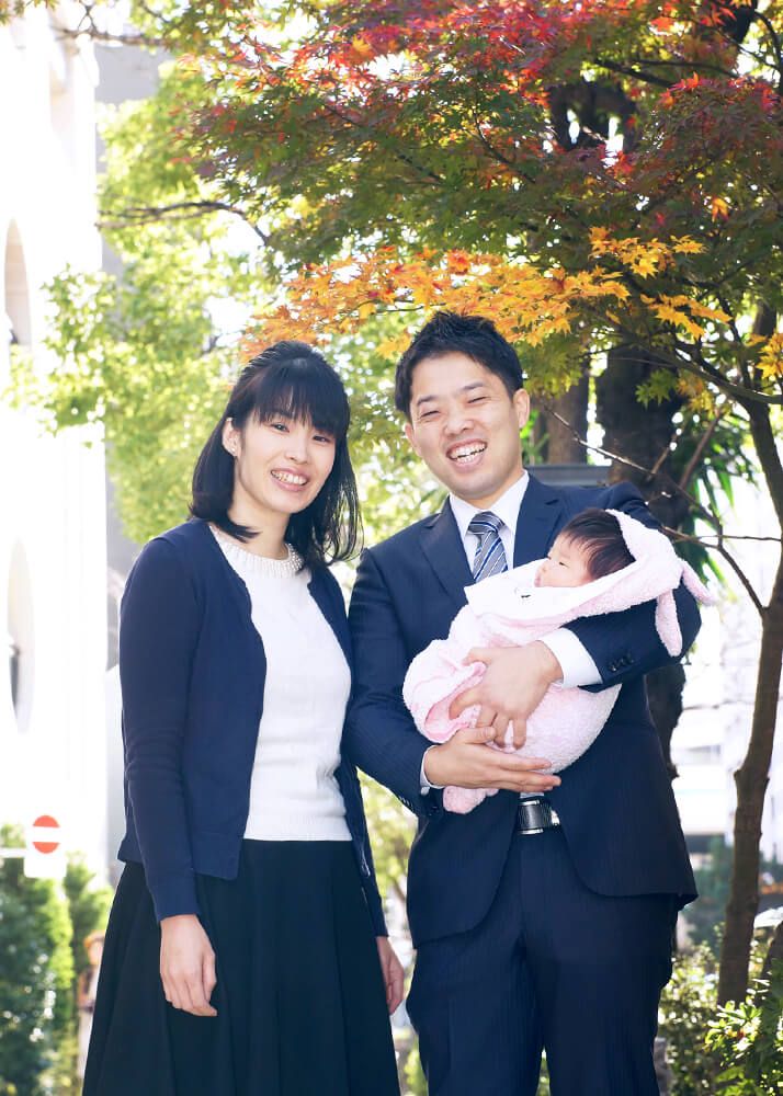 水天宮前でお宮参りの家族写真