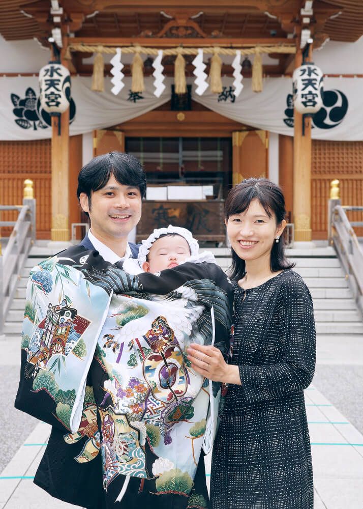 水天宮の本殿前でお宮参りの家族写真