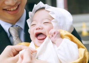 お宮参り出張撮影での笑顔の赤ちゃん