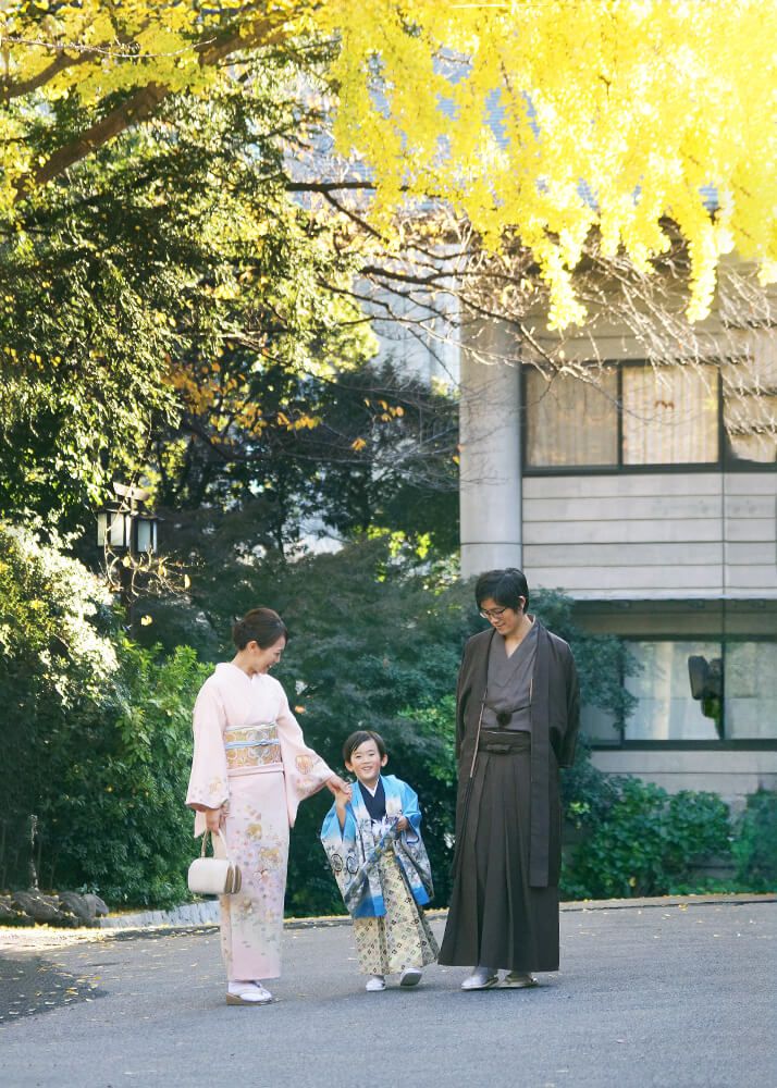 着物で揃えた家族の七五三写真|赤坂日枝神社 2 赤坂日枝神社での七五三出張撮影で着物で揃えた家族の写真