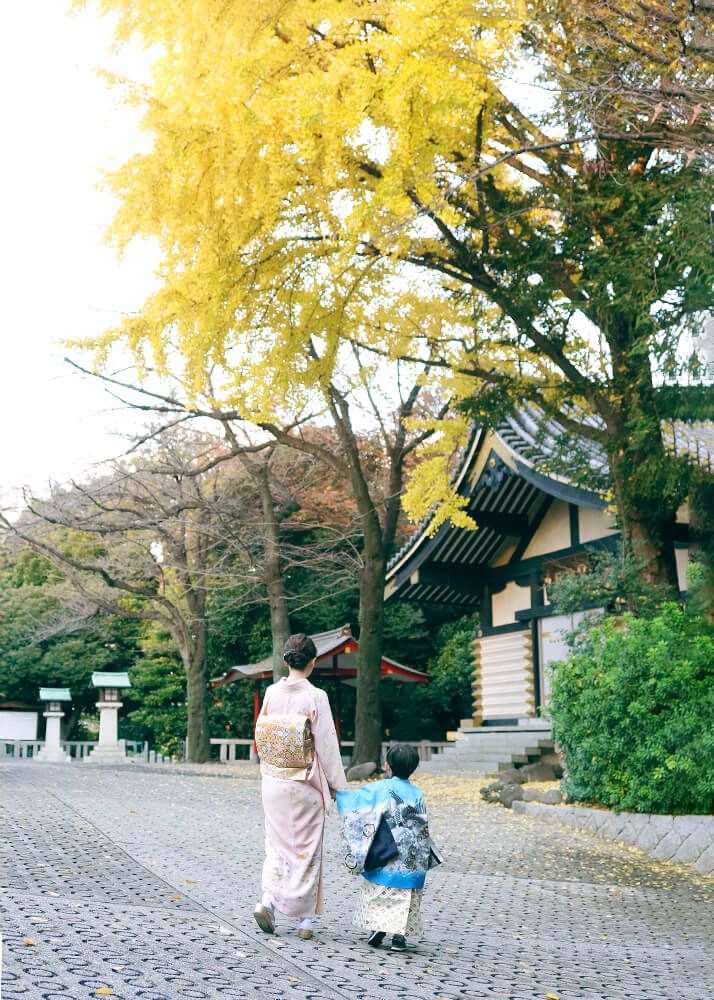 着物で揃えた家族の七五三写真|赤坂日枝神社 1 赤坂日枝神社での七五三出張撮影でママと手を繋ぐ男の子の写真