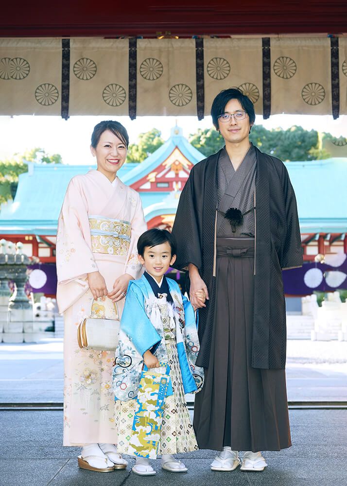 着物で揃えた家族の七五三写真|赤坂日枝神社 7 赤坂日枝神社での七五三出張撮影で神門の下で着物で揃えた家族の写真