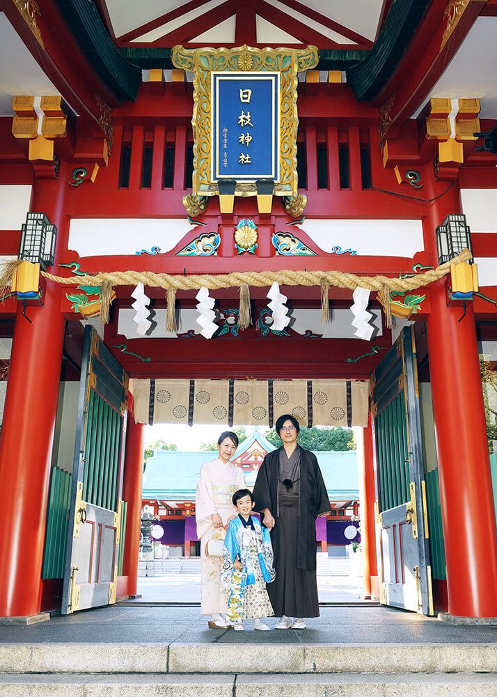 着物で揃えた家族の七五三写真|赤坂日枝神社 8 赤坂日枝神社での七五三出張撮影で神門の下で着物で揃えた家族の写真