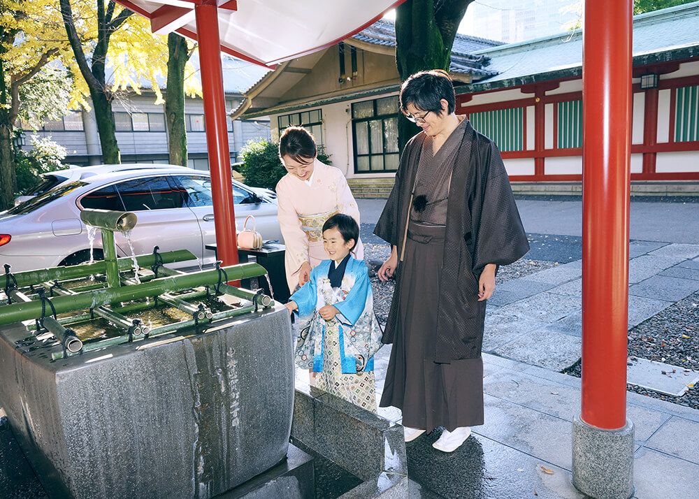 着物で揃えた家族の七五三写真|赤坂日枝神社 3 赤坂日枝神社での七五三出張撮影で手水舎に向かう家族の写真