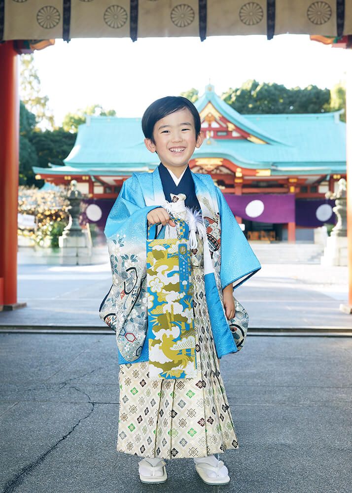 着物で揃えた家族の七五三写真|赤坂日枝神社 5 赤坂日枝神社での七五三出張撮影で神門の下でポーズをとる男の子の写真