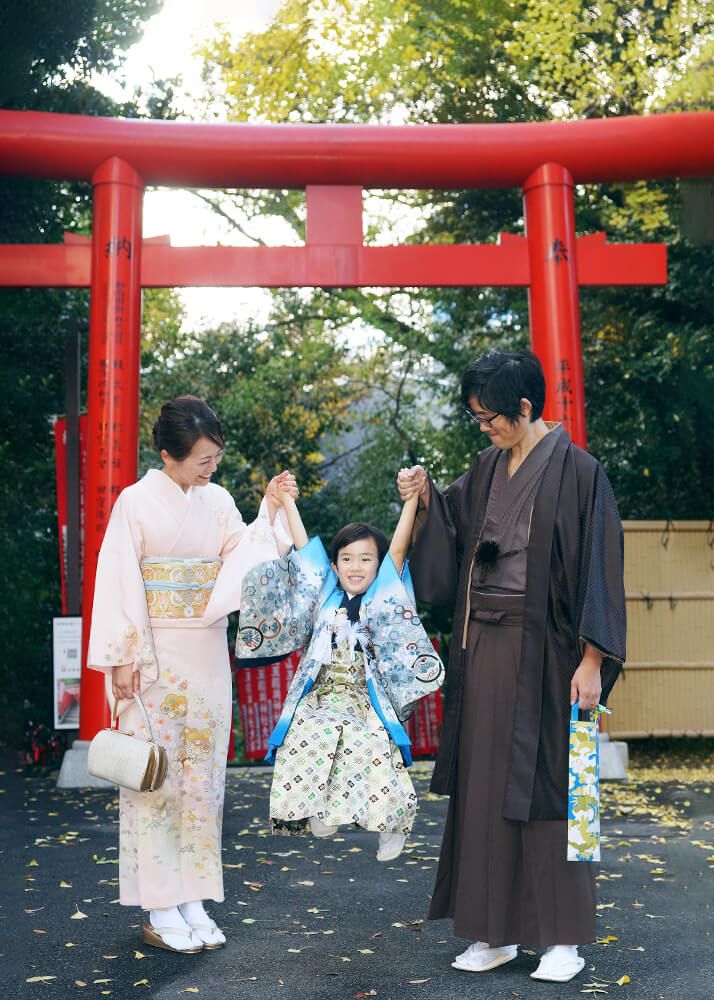 着物で揃えた家族の七五三写真|赤坂日枝神社 9 赤坂日枝神社での七五三出張撮影で赤い鳥居の前で家族の写真