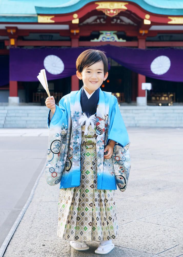 着物で揃えた家族の七五三写真|赤坂日枝神社 11 赤坂日枝神社での七五三出張撮影で本殿の前で男の子の写真