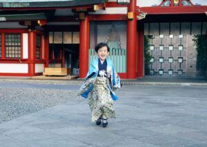 赤坂日枝神社での七五三出張撮影で境内を走る男の子の写真