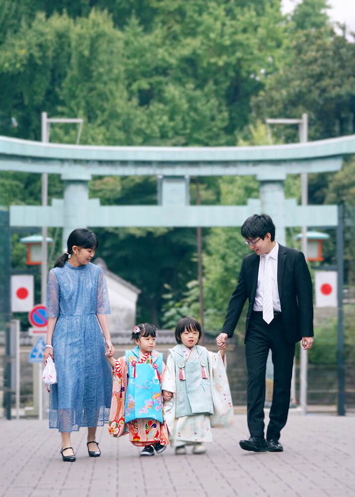 神田明神|安心!お宮参り・七五三・お食い初め写真 19 七五三出張撮影で神田明神の参道を歩く家族の写真