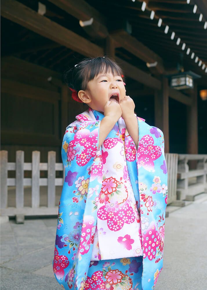 七五三出張撮影で人見知りの3歳女の子が恥ずかしがっている写真