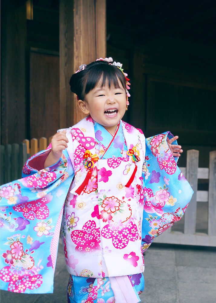 七五三出張撮影で人見知りの3歳女の子が大宮氷川神社の回廊でジャンプする写真