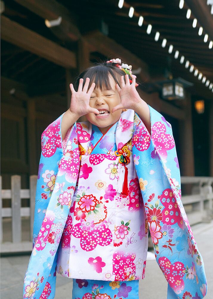 七五三出張撮影で人見知りの3歳女の子が手を挙げて合図を送る写真