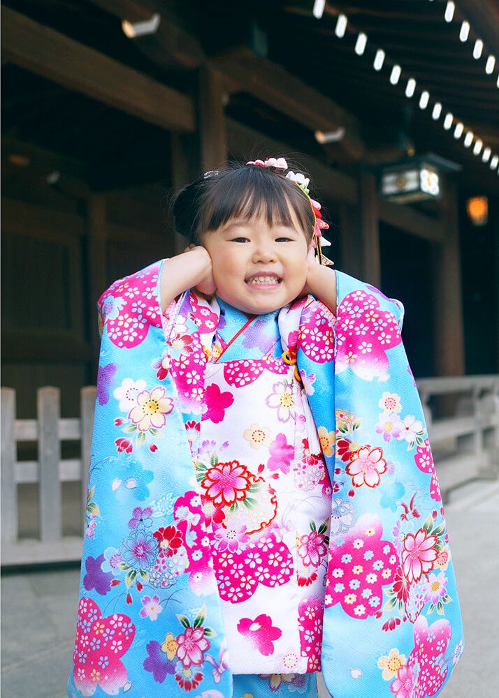 七五三出張撮影で人見知りの3歳女の子が耳に手を当てている写真