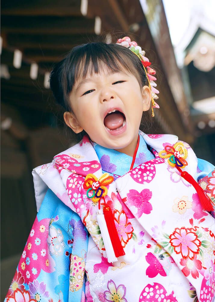 七五三出張撮影で人見知りの3歳女の子が口を大きく開けている写真