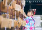 大宮氷川神社での七五三出張撮影で人見知りの3歳女の子が絵馬を見ている写真