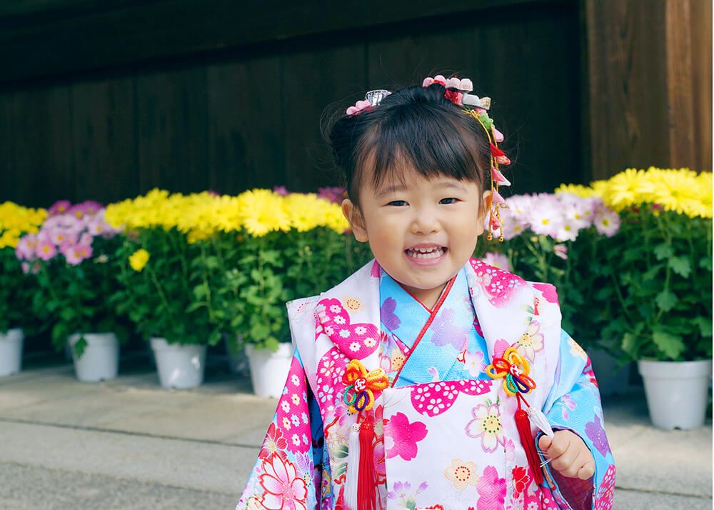 大宮氷川神社での七五三出張撮影で3歳女の子が着物姿で笑顔を見せる写真