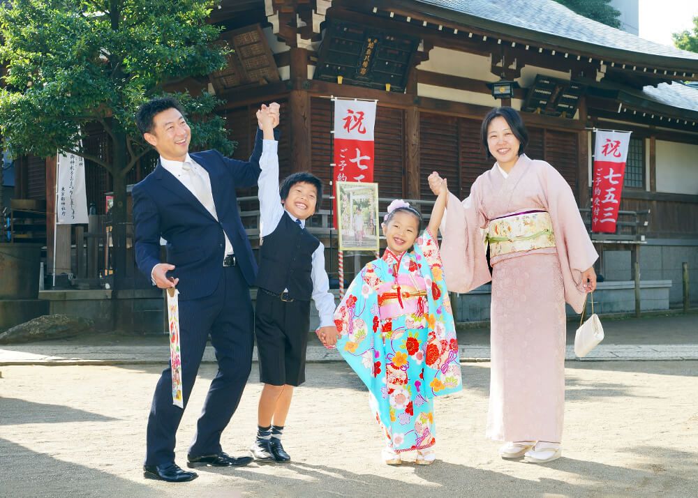 東郷神社・渋谷金王八幡宮・鳩森八幡神社|お宮参り・七五三写真 14 渋谷区鳩森氷川神社での七五三出張撮影で本殿前で家族の集合写真