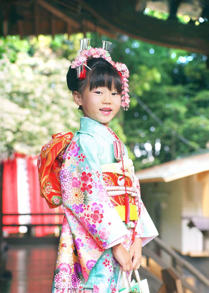 代々木八幡宮|お宮参り・七五三・お食い初め写真 13 七五三出張撮影で代々木八幡宮の本殿前でポーズをとる7歳女の子の写真