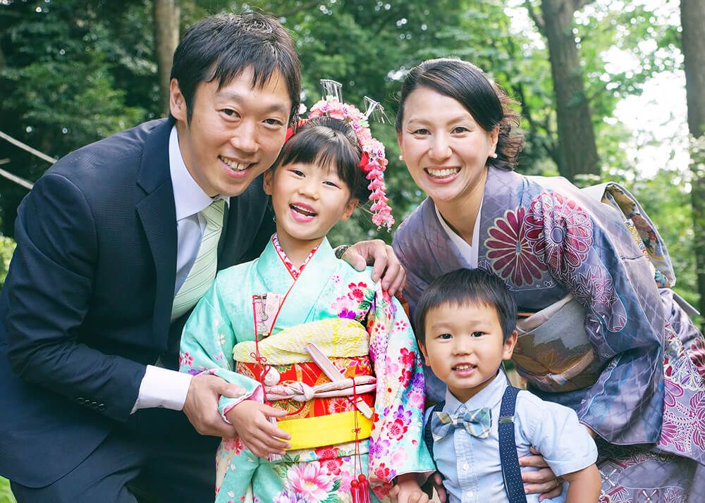 本殿前でパパ、ママ、兄弟と一緒に並ぶ記念写真｜代々木八幡宮の七五三