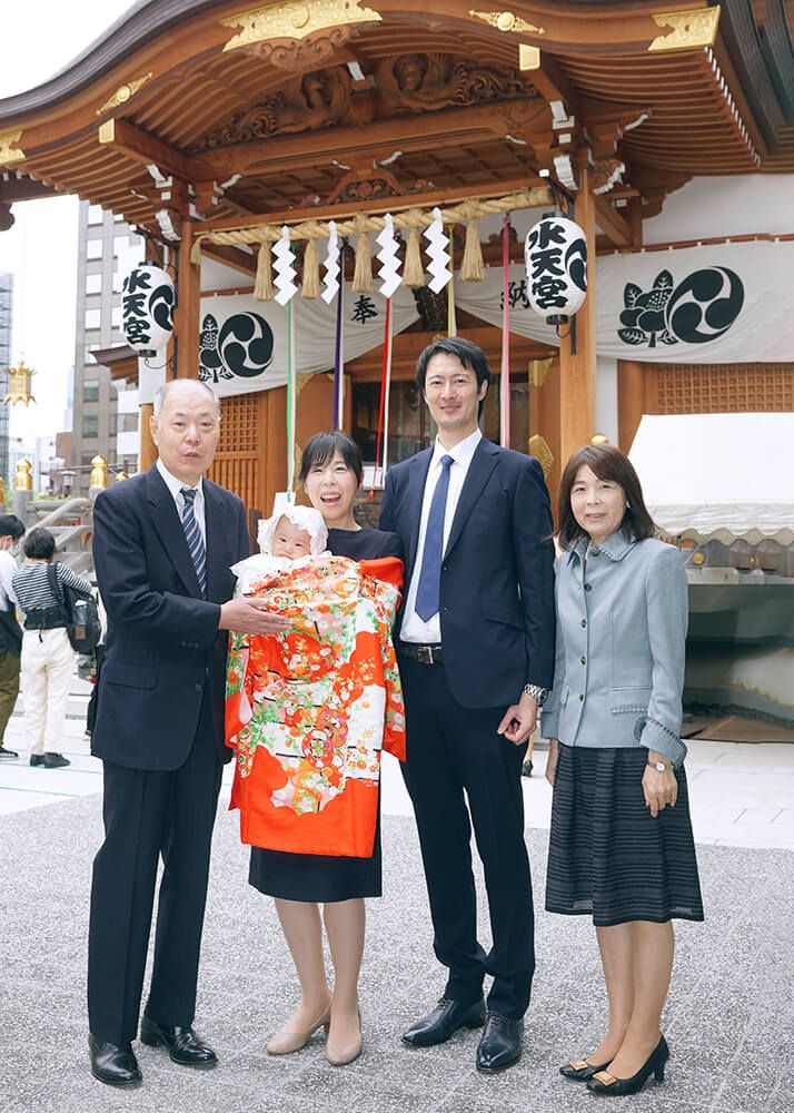 水天宮ロケーションフォト|お宮参り写真紹介 11 水天宮本殿前で祖父母を含めた三世代集合のお宮参り記念写真